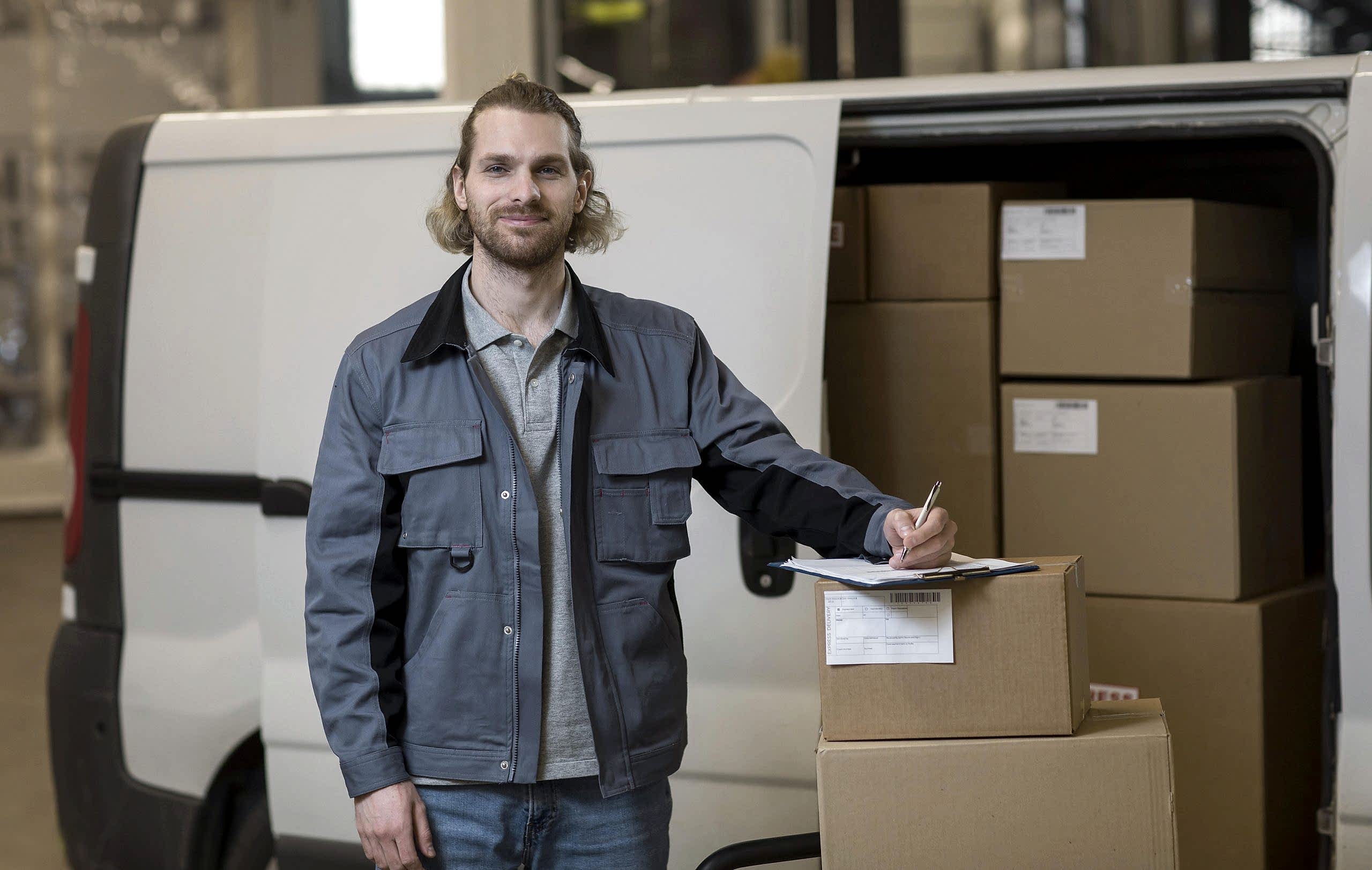 medium-shot-smiley-man-working